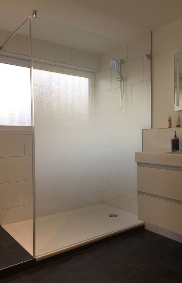 Sichtschutz Duschtrennwand mit Fasara Folie.jpg